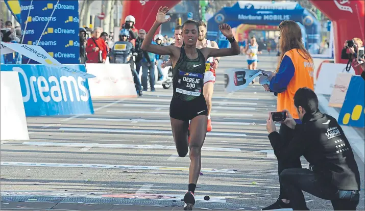  ?? FOTO: JOAN LANUZA ?? La etíope Roza Dereje se llevó la victoria en la meta del Passeig Pujades, pero no pudo luchar por el récord del mundo tras una salida demasiado lenta, lejana a los parciales que buscaba
