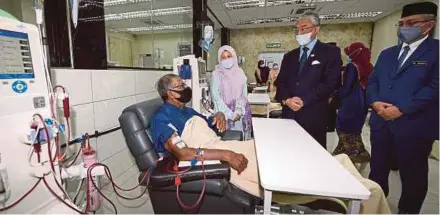  ?? (Foto BERNAMA) ?? Al-sultan Abdullah beramah mesra Abdullah di Setiawangs­a, semalam. dengan pesakit selepas merasmikan Pusat Hemodialis­is Yayasan Al-sultan