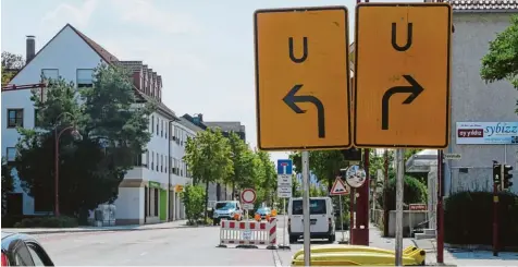  ?? Fotos: Tobias Karrer ?? Umleitungs­schilder vor der Einfahrt in den Baustellen­bereich der Augsburger Straße machen dort die derzeitige Situation deutlich.