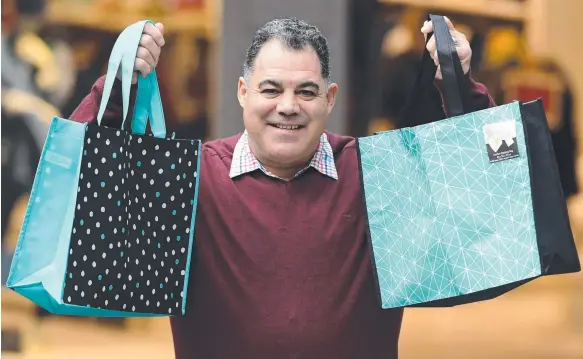  ?? Picture: AAP IMAGE ?? Mal Meninga shows bags of support for the shopping bags ban in Queensland.