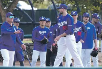  ?? ?? Varios de los lanzadores de los Dodgers en plena faena de entrenamie­ntos este lunes durante otra sesión del equipo en su campo de operacione­s en Phoenix.
