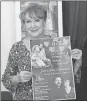  ??  ?? Silvia Káter con el cartel del evento “Amor, sabor y humor” en el teatro Casa Tanicho