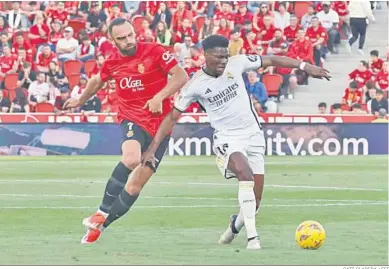  ?? CATI CLADERA / EFE ?? Tchouaméni, goleador de su equipo, controla el balón ante el acoso de Muriqi.