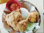  ?? ?? ● Nasi ayam geprek裹粉油炸­的Geprek炸鸡像­美式炸鸡，吃起来咯吱咯吱作响。