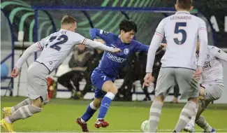  ?? ?? DOSSIER - Eden Karzev d'Istanbul Basaksehir, à gauche, se bat pour le ballon avec Hyunseok Hong de Gent, au centre, Belgique, jeudi 9 mars 2023.