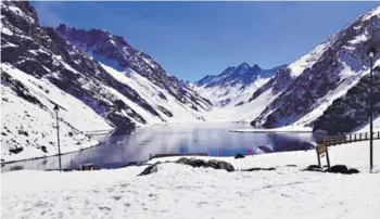  ??  ?? ► La emblemátic­a y sin duda atractiva Laguna del Inca.