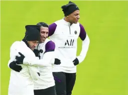  ?? AP ?? Di María abraza a Neymar en presencia de Mbappé, ayer en Múnich