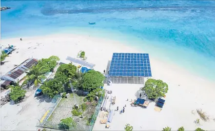  ?? [ Swimsol ] ?? Viel Sonne, wenig Land – zur Nutzung der Sonnenener­gie auf den Malediven muss man aufs Meer ausweichen.
