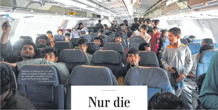  ?? FOTO: WAKIL KOHSAR/AFP ?? Afghanen am Montag kurz vor dem Abflug am Kabuler Flughafen. Hunderten, womöglich Tausenden wird dagegen die Flucht nicht gelingen.