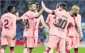  ?? FOTO: GERARD FRANCO ?? Messi recibe las felicitaci­ones de sus compañeros en Cornellà-El Prat