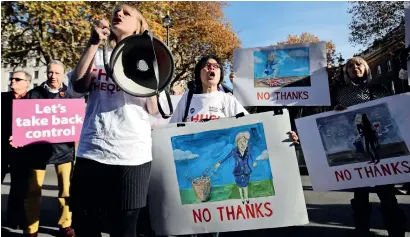  ?? AFP ?? Anti-european Union demostrato­rs hold placards as they rally outside the entrance to downing Street in london on Wednesday. —