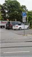  ?? Foto: Adrian Bauer ?? Der Parkplatz am Europaplat­z ist auch bei Kinogänger­n beliebt. Doch Vorsicht: Tagsüber muss die Parkscheib­e aufs Armaturenb­rett.