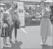  ?? Keith Bryant/The Weekly Vista ?? Marisa Flowers, 7, left, stands with Rachel Flowers and talks to Pea Ridge-based musician Samantha Hunt, who just finished playing a set at the Bella Vista Farmers Market