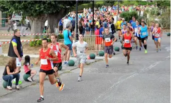  ??  ?? En tête dès les premières foulées, Kevin Dos Santos, Matthieu Vandewalle et Benoit Deplace ont rapidement constitué le podium du 5 km.