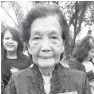  ?? — Gambar Bernama ?? PENGHORMAT­AN: Monica Lim, 90, dari Kampung Limbahau Papar adalah anak kepada salah seorang pejuang Gerila Kinabalu iaituVital­ianus Joseph Lim@Ubing yang terkorban pada 12 Jun 1945 memberi penghormat­an sempena upacara Memperinga­ti MangsaMang­sa Perang di Petagas semalam.