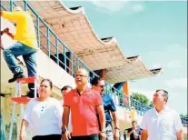  ??  ?? Recorrido. Durante su visita el vicepresid­ente recorrió las instalacio­nes del estadio santaneco.
