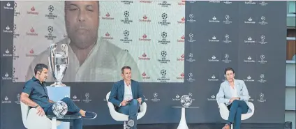  ?? FOTO: BANCODESAN­TANDER ?? Figo, sentado a la izquierda y Ronaldo, en la pantalla, en una cita con motivo de la final de la Champions League