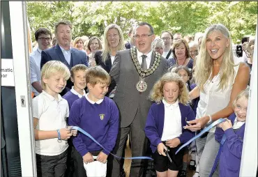  ??  ?? Former Olympic swimmer Sharron Davies MBE and Mayor of Hinckley and Bosworth, Councillor Richard Allen officially opened Hinckley’s new £15 million leisure centre on Thursday with the help of children from St Mary’s Primary School. Picture: Jim Tomlinson