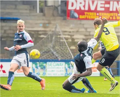  ?? Picture: SNS Group. ?? Kyle Benedictus, left, looks on as defensive partner Jean Yves M’Voto does enough to prevent Grant Holt breaking the deadlock in the game with Hibs on Saturday.