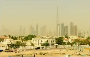  ?? Photos by Neeraj Murali ?? Dubai experience­d sandstorm-like weather caused by heavy winds on Saturday. The general prediction for Sunday involves hot weather and windblown conditions. —