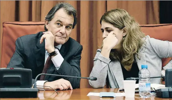  ?? ANDREU DALMAU / EFE ?? El expresiden­te de la Generalita­t Artur Mas, junto a la coordinado­ra general del PDECat, Marta Pascal, en la reunión de ayer en el Parlament