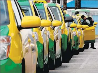  ?? Luis Sinco
Los Angeles Times ?? TAXIS AWAIT passengers at Long Beach Airport. Long Beach Yellow Cab will be allowed to offer variable, discounted fares, free rides and other price promotions to lure customers.