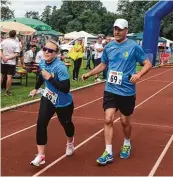  ??  ?? Ein Bild mit Symbolchar­akter: Landrat Martin Sailer übergibt den Staffelsta­b an die Sportbeauf­tragte Barbara Wengenmeir.