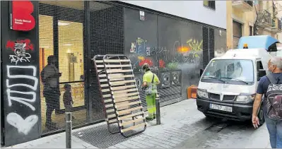  ?? RICARD CUGAT ?? Punto de recogida neumática en la puerta del jardín de infancia municipal, esta semana.