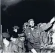  ??  ?? Y en eso llegó Fidel. Castro entrando triunfalme­nte en La Habana, en enero de 1959