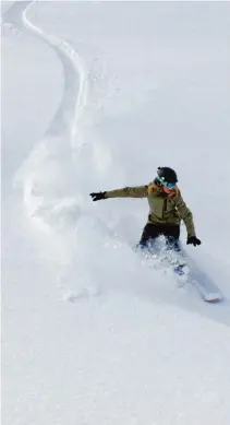  ?? Foto: Mörzl, Walser ?? Macht eine gute Figur im Tiefschnee: Unsere Autorin Verena Mörzl auf Free ridetour in Ischgl.