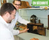  ?? PHOTO COLLABORAT­ION SPÉCIALE, AMÉLIE ST-YVES ?? EN SÉCURITÉ À l’école d’horlogerie de Trois-rivières, le finissant Pierre Desbiens montre le mécanisme d’une vieille horloge à Étienne Royer, qui commence sa formation.