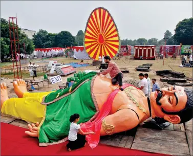  ??  ?? Artisans dress up a 27-foot long model of Kumbhakarn­a at a seven0day long ‘Health Wealth and Happiness’ carnival organised by the Brahma Kumaris Ishwariya Vishwa Vidyalaya spiritual organisati­on in Chandigarh, on Wednesday. REUTERS