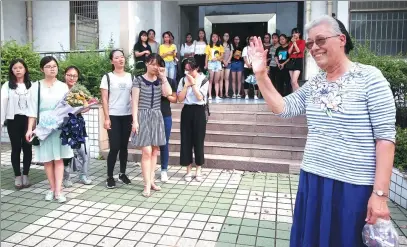  ?? CHEN DONG / FOR CHINA DAILY ?? Students say goodbye to teacher Esther Snader at Anqing Normal University in Anhui province as she leaves to return to the United States.