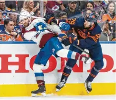  ?? Foto: Jason Franson, dpa ?? Leon Draisaitl (rechts, hier gegen Devon Toews) versuchte alles, letztlich aber schied Edmonton frühzeitig aus den Play‰offs aus.