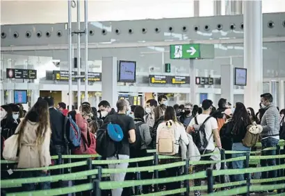  ?? MIQUEL GONZÁLEZ /  HOOTING ?? Els filtres de seguretat ahir a l’aeroport del Prat recordaven els d’abans de la pandèmia