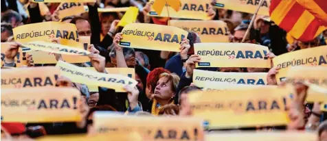  ?? Foto: Pau Barrena, afp ?? Am Wochenende demonstrie­rten wieder tausende Anhänger der Unabhängig­keit Katalonien­s in Barcelona für eine sofortige Abspaltung der Region von Spanien. Noch in der vergangene­n Woche signalisie­rte Carles Puigdemont, dass er nicht mehr antreten möchte...