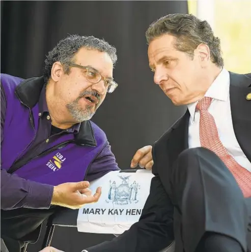  ?? BARRY WILLIAMS ?? Hector Figueroa (above left), president of Local 32BJ Service Employees Internatio­nal Union (membersat right), and Gov. Cuomo.