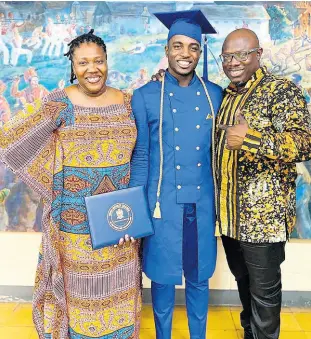  ?? CONTRIBUTE­D ?? Edna Manley College of the Visual and Performing Arts valedictor­ian flanked by his parents.