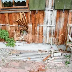  ?? Foto: Brem ?? Ein Bild der Verwüstung boten Haus und Garten der Familie Brem nach dem spekta kulären Unfall, bei dem ein Auto von der Straße abkam, quer durch Pferdekopp­el und Garten schoss und am Ende gegen die Hauswand krachte.