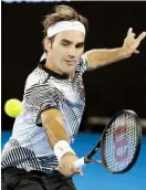  ??  ?? Roger Federer, arriba, venció 6-2, 6-4, 6-4 a Tomas Berdych.