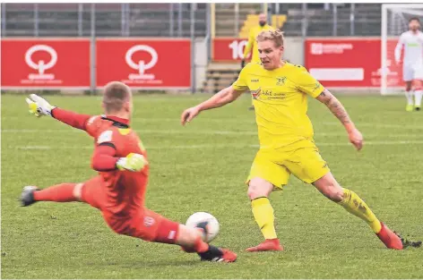  ?? RP-FOTOS: HEINZ SPÜTZ ?? Kevin Weggen (Mitte) auf dem Weg zum Führungstr­effer: Er umspielt den Düsseldorf­er Keeper Tim Wiesner und erzielt das 1:0.