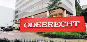  ??  ?? Fachada con el logo de la empresa brasilera Odebrecht vinculada a casos de sobornos en varios países.