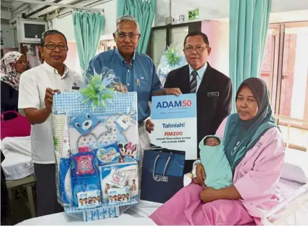  ??  ?? Grateful recipient: Masitah and her newborn posing with (from left) Dr Izam, Idris and Dr Aman at the Amanah Dana Anak Malaysia 2050 unit trust incentive presentati­on at Hospital Sultanah Aminah.