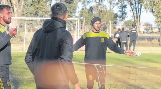  ?? PABLO PRESTI-LA NUEVA. ?? grita y pelea cada punto del "fútbol-tenis" como si fuera la Copa del mundo. Iberbia es tan sanguíneo como ganador. ¿Titular indiscutib­le?