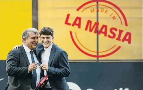  ?? Barce ongo / Shooting ?? Gavi i Joan Laporta al Camp Nou durant l’acte de renovació del futbolista