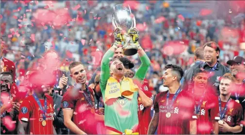  ??  ?? EL HÉROE ‘RED’. Adrián San Miguel celebra el título de la Supercopa de Europa con sus compañeros de equipo.