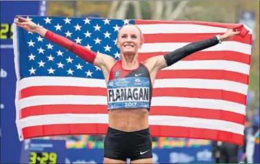  ??  ?? SONRIENTE. Shalane Flanagan ganó en la maratón de Nueva York.