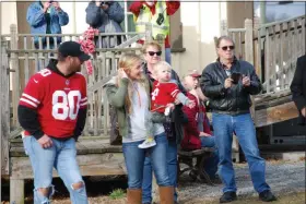  ?? LISA MITCHELL - MEDIANEWS GROUP ?? The excitement builds for the Jackson family as they watch the Doodlebug pull into the station in Kutztown.