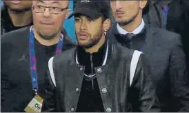  ??  ?? Neymar, cariaconte­cido en la banda del Parque de los Príncipes