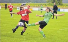  ?? FOTO: NO ?? Der SV Granheim (rechts Chantal Fath, hier im Zweikampf mit Marlene Knecht) zog im Pokalspiel gegen den Oberligist­en Derendinge­n klar den Kürzeren.